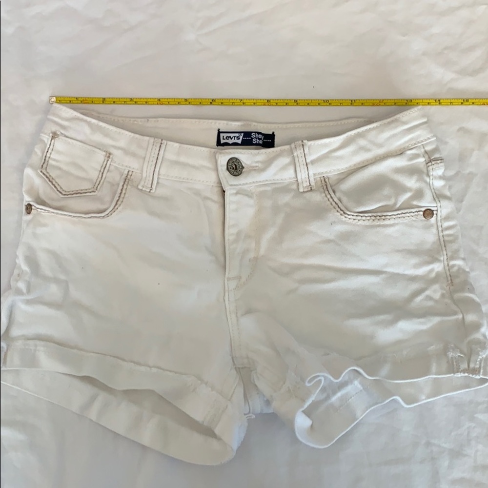White Levi’s Shorty Shorts
